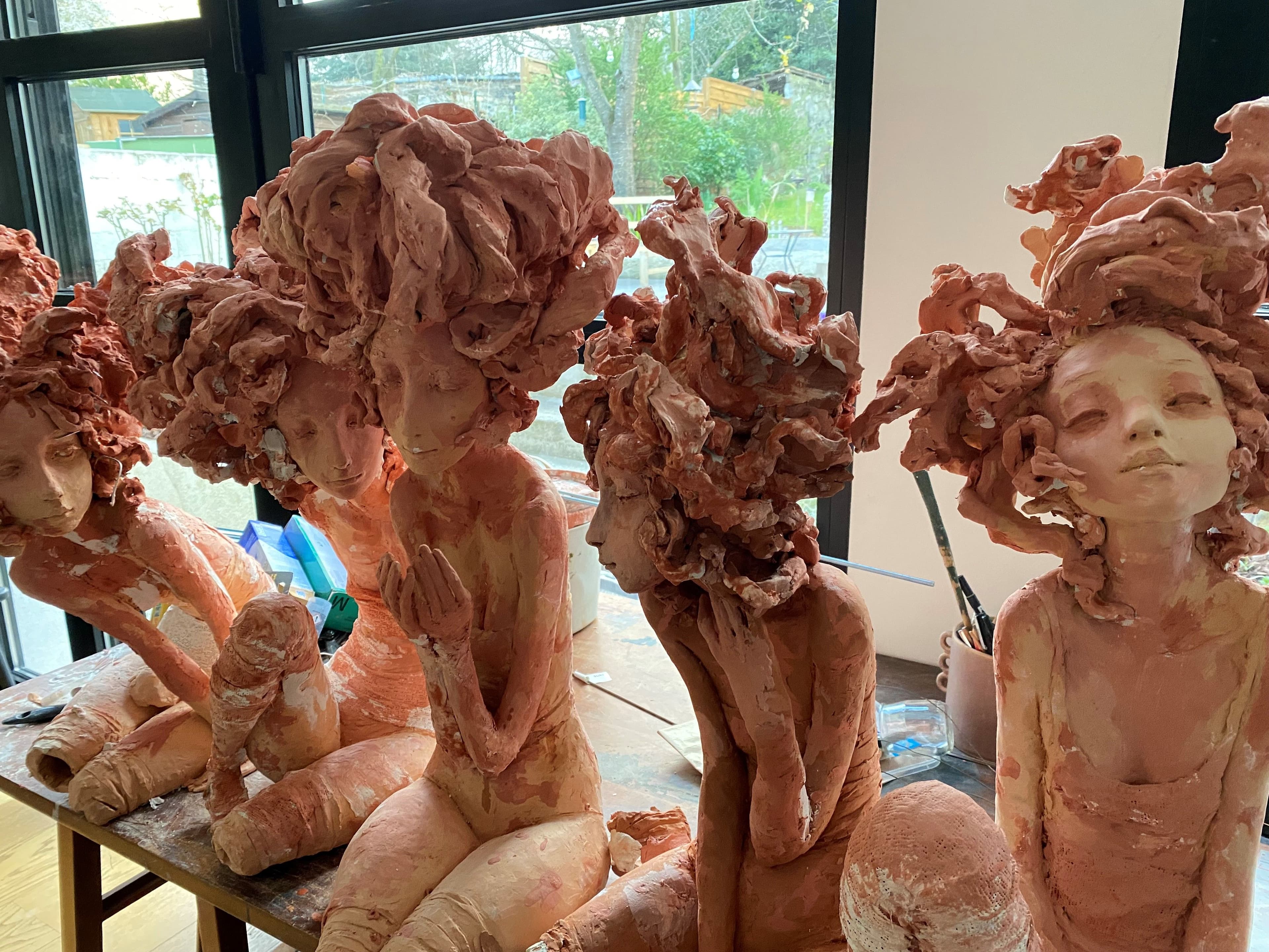 L'Art de Valérie Hadida : Légèreté et Poésie à Travers la Terre